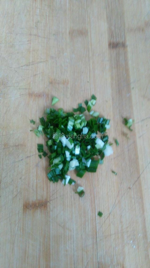 葱切成葱碎。