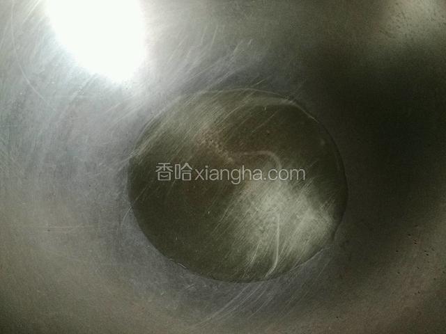 锅里放少许油