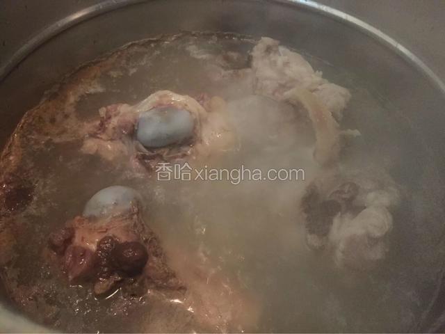 淋入料酒，滴入白醋，用勺子撇去浮末，直至撇干净，转小火炖煮两个小时
