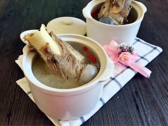 喝的时候加盐，熬好的骨头汤可以加入自己喜欢的青菜同食更佳营养，煮面条做菜品均可，剩下的留做高汤放入密封的容器中冷冻，用的时候取出。