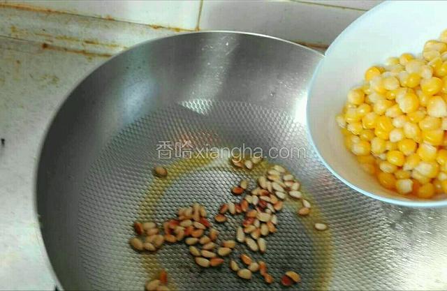 放入焯好的玉米粒，一同翻炒，中火，渐渐放入少许水，防止糊锅，防止食材炒糊。