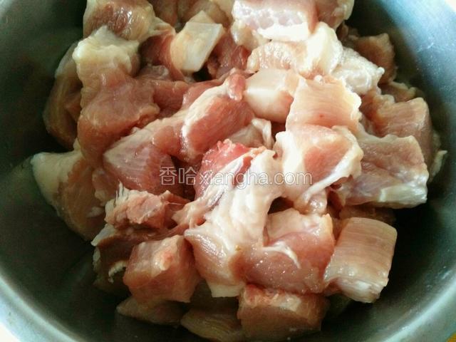 猪肉洗净切块