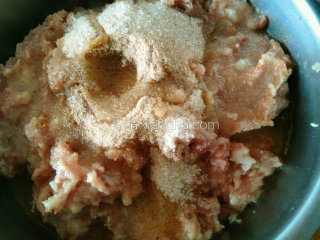 把肉块搅成肉馅，放入腌料，水
