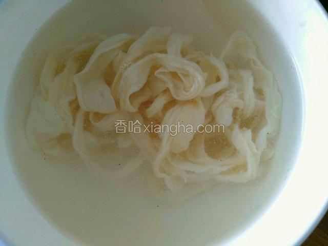 把肠衣取出来，用温水泡三十分钟左右