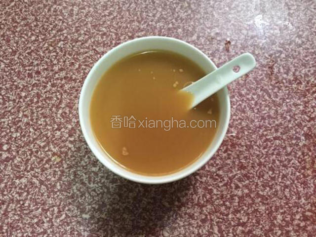 取一个碗放入适量的盐和鸡粉，一汤匙生抽，半汤匙蚝油，一汤匙白糖和一碗清水调成酱汁备用