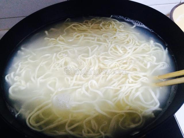 把面条煮熟，可以买来现成的。
