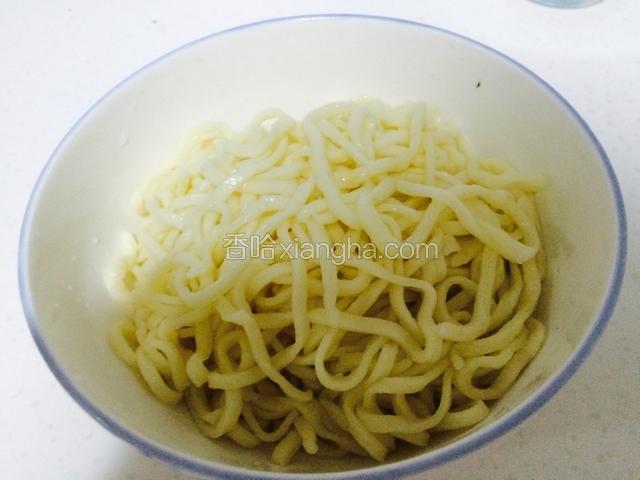 放在碗里备用。