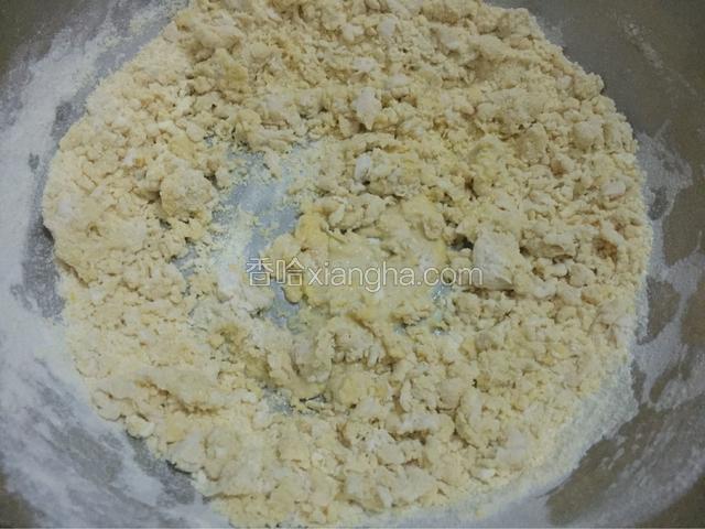 加入泡打粉，加入糖，加入水和成絮状