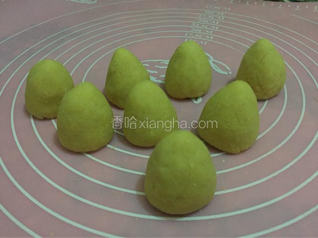 想让窝头更光滑细腻可以多捏几次捏至平滑