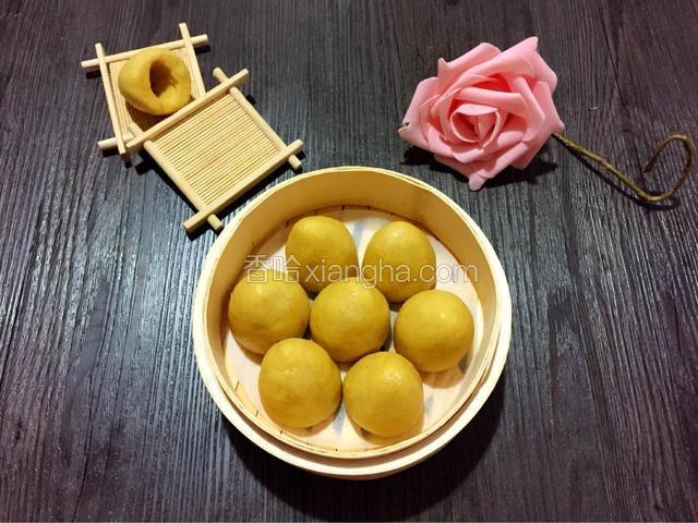 热水上锅蒸二十分钟，焖两分钟，美味的玉米窝窝头，粗粮也可以如此好吃。