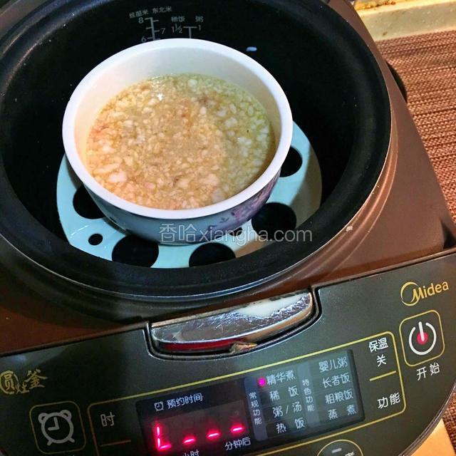 肉末和蛋液搅拌均匀后，水开后上锅蒸约10分钟后断电