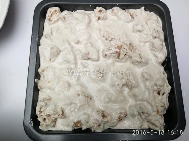模具抹油，将芋头米浆倒入模具，进蒸锅，大火烧开转中火，用筷子插进去，拔出来没有带米浆就蒸好了！