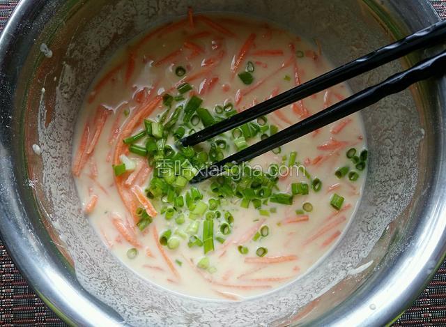 加入小葱搅拌均匀