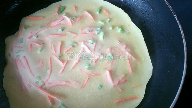 看见饼皮四周翻起，就可以翻面煎另一面了。反复翻面煎熟
