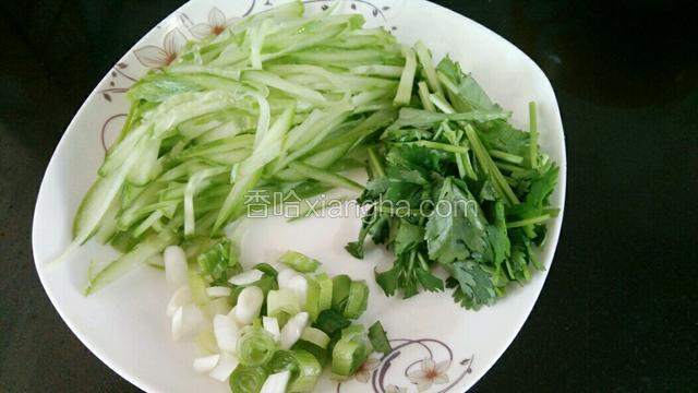 黄瓜切丝，香菜切断，葱花