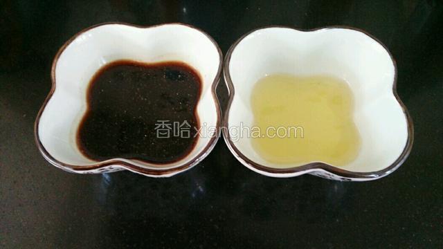 调汁（醋，盐，鸡精，胡椒粉，生抽，糖）
油烧热倒入小碗备用！！