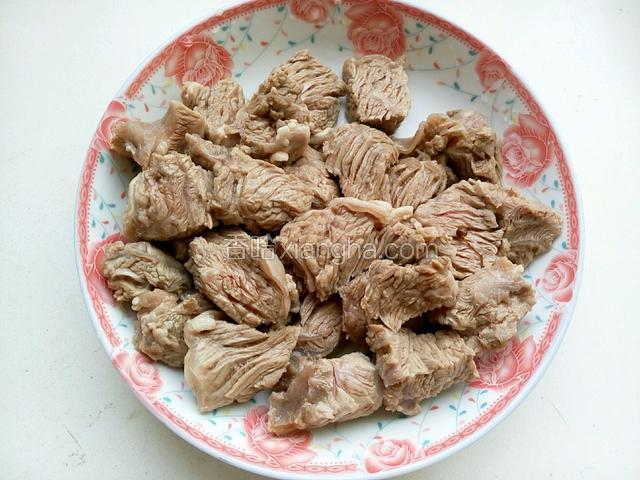 牛肉捞出，清水洗去浮沫备用