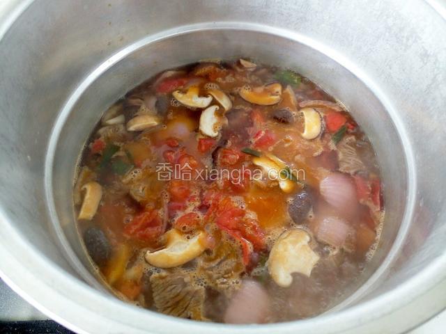 加热水，把汤全部移入高压锅中，加一点高度白酒去腥提味