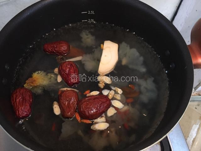 烧开水加人清补凉料 中火煮十分钟