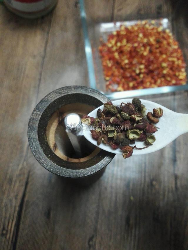 然后再用研磨棒研磨花椒粒