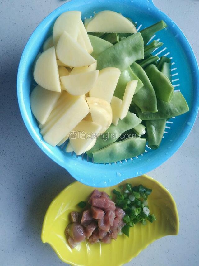将土豆油豆切好！肉切成肉丁！再准备些葱花