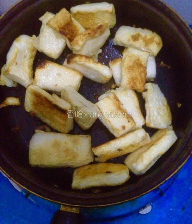 锅入油，然后放入豆腐中小火略微煎炸，不要急于翻动

