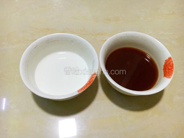 准备两个小碗，一个碗装小半碗水放入一勺淀粉拌匀。
另一个碗也装小半碗水，放入两勺番茄酱，两勺白糖，两勺醋拌匀备用。
