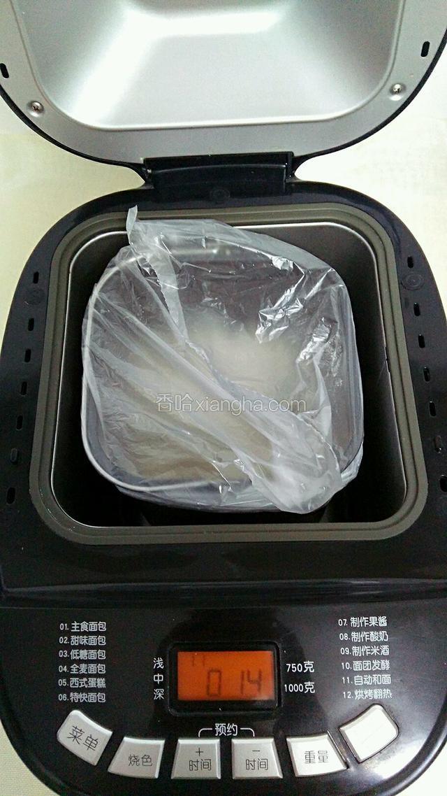 桶上方罩一个保鲜袋，面粉就不会乱飞了。