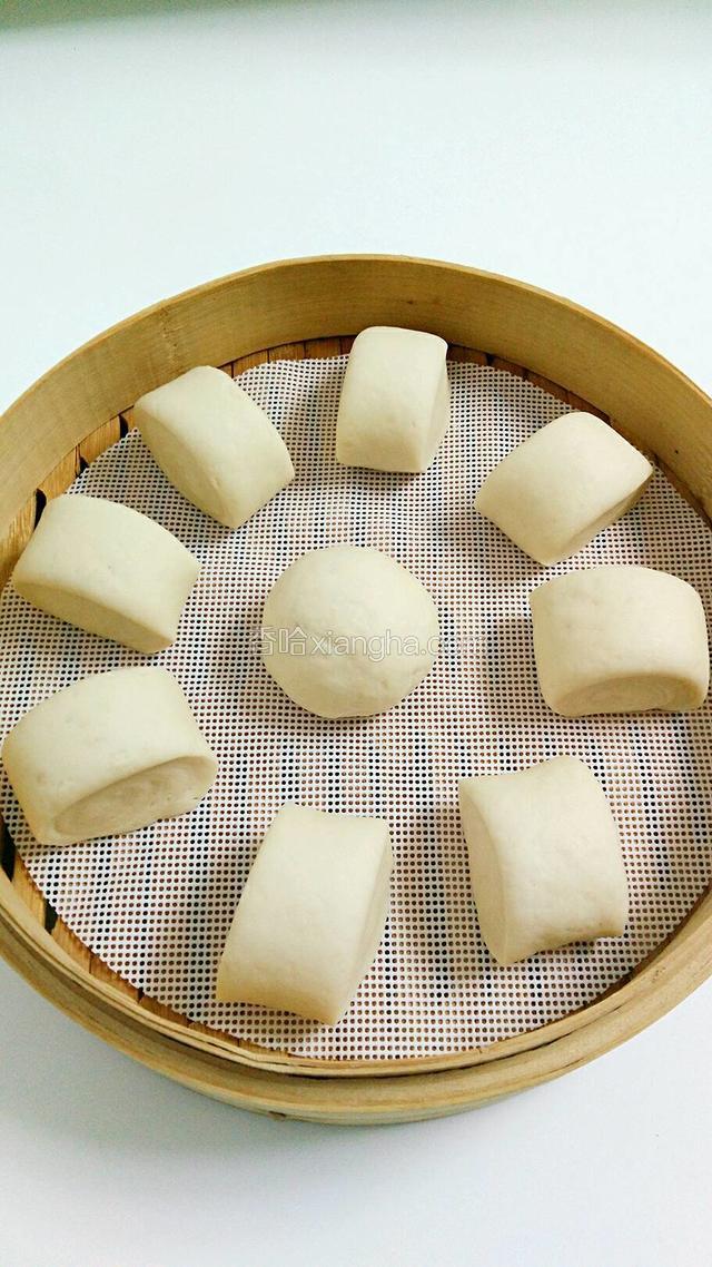 上蒸笼，盖上盖子醒2-3分钟。
冷水上锅，上汽后蒸25-30分钟后即可。