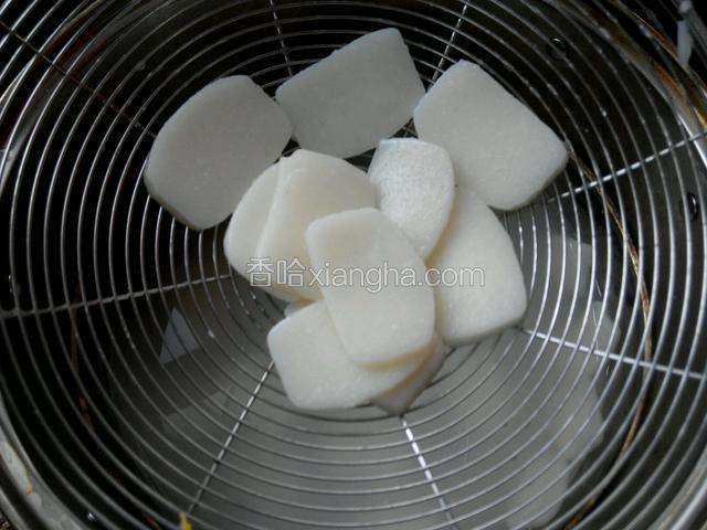 锅中放适量的水，水沸后放入年糕煮软，捞出。