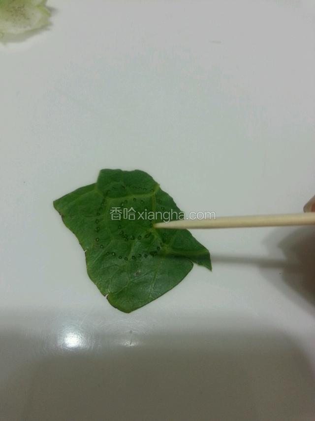 煮的过程，我们可以diy一下，我用的生菜叶，应该用雕刻刀，我没有，我就用牙签戳成虚线，然后慢慢分离
