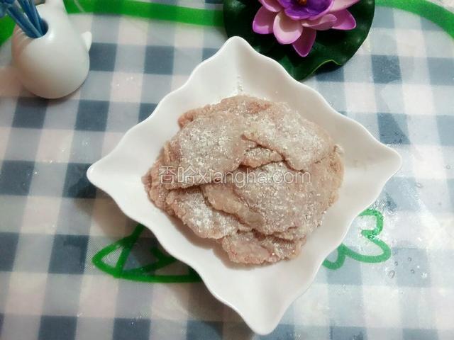 锤薄的肉片粘淀粉装盘备用；