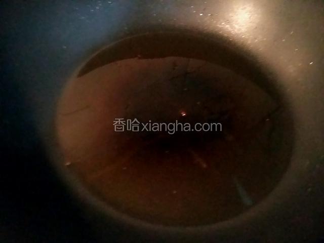 锅内倒油；