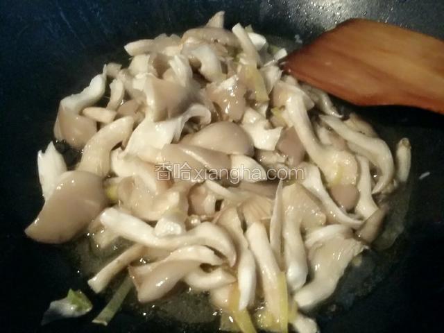 放平菇炒出水；