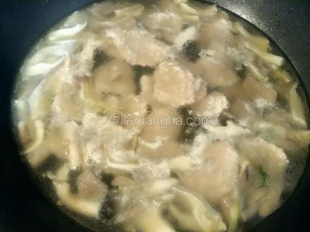 大火烧开，放肉片，放盐；