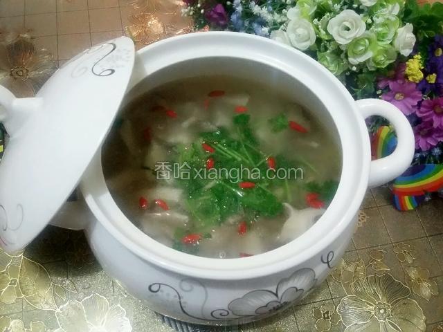 大约烧3分钟左右，太长时间肉片会变老，起锅装盘，撒上枸杞和香菜装饰；