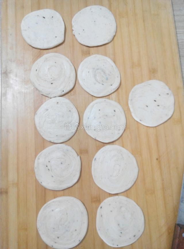 擀成饼状盖保鲜膜醒发20分钟