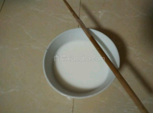 将淀粉里倒入一点点热水，生成水淀粉。