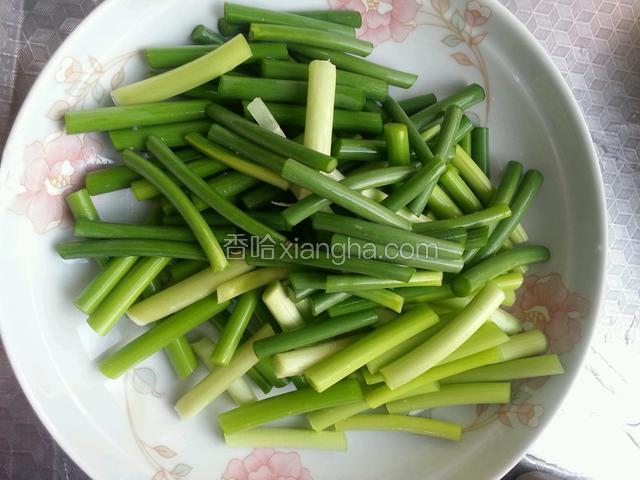 蒜苗切好备用