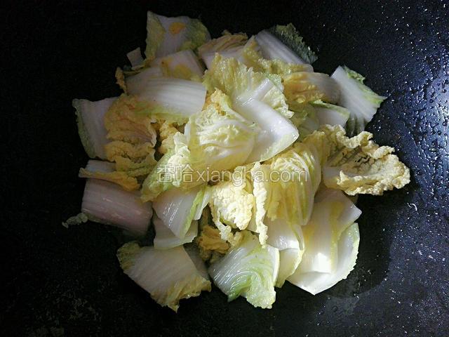 锅里倒点油，开中小火，把白菜倒入锅里，加点白醋，翻炒三分钟，调入盐和鸡精，用木铲搅拌均匀，即可出锅食用。