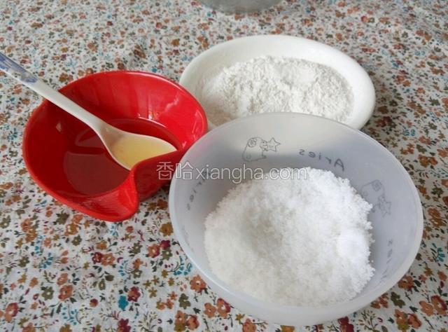 面粉，白糖，用的是玉米油，