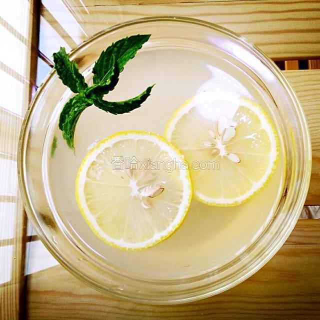 加冰糖的薏米柠檬水。