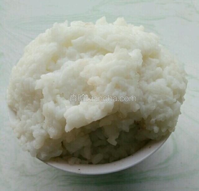 昨晚剩下的米饭，昨天下午做寿司蒸的米饭水有点多，哈哈