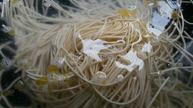 煮面时加些盐和几滴油，将面煮至断生捞出沥干水分。