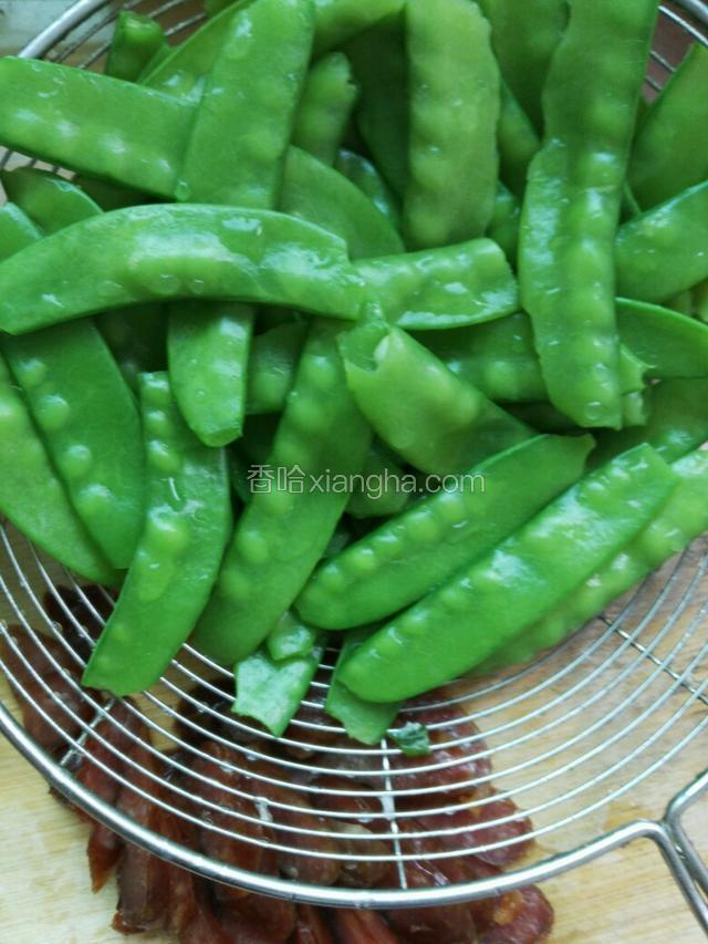 将荷兰豆去蒂，撕去老筋，浸泡洗净备用；
