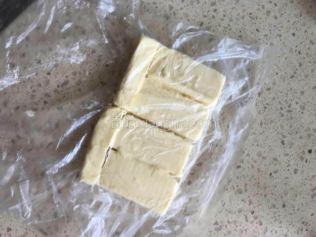 裹入用黄油放在保鲜袋里，摆放整齐。