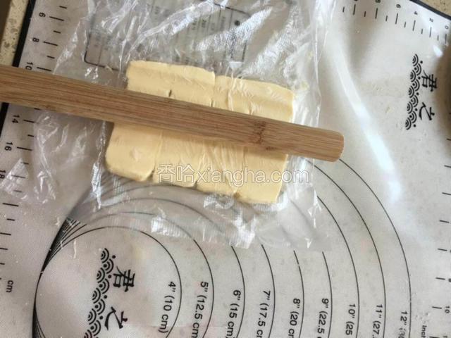 开始黄油较硬，用擀面杖轻轻敲打几下，再将黄油擀成薄片。放冰箱冷藏。