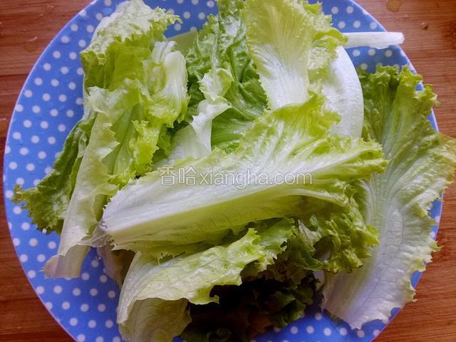 生菜清水浸泡15分钟洗净沥干水分掰小块