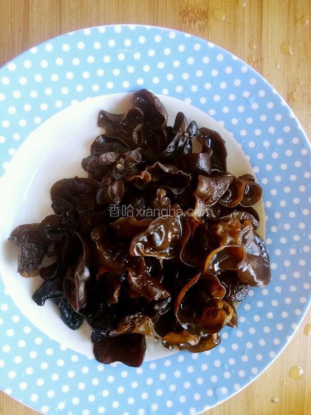 木耳提前泡发，去根开水焯1分钟。