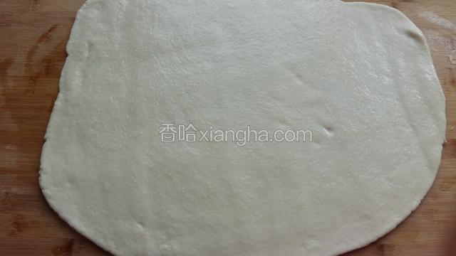 面团醒发一会，擀开抹油，撒盐